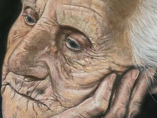 Luisa Vargiu, Boi Antonietta a 106 anni, 2023, pastello a secco su pastelmat. "Il tempo lascia segni, ma non toglie luce. Ogni ruga è memoria, ogni sguardo è vita. Ritrarla è stato ascoltare la sua storia con il cuore"