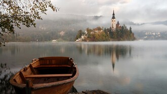 Il lago di Bled (sloveno: Blejsko jezero) è un lago di origine glaciale delle Alpi Giulie, localizzato nel nord-ovest della Slovenia, le cui acque bagnano la città di Bled. Nella foto il lago di Bled, Bled, Slovenia