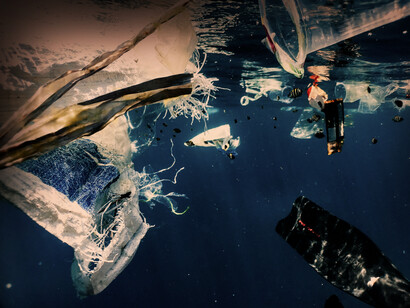 Restos de basura en mar abierto