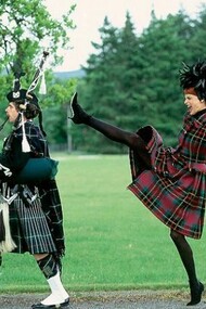 Linda Evangelista in Oscar de la Renta, photo by Arthur Elgort