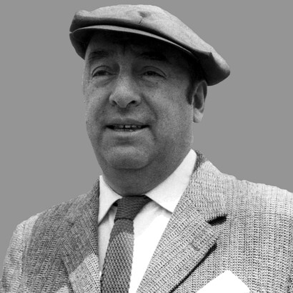 Neruda la considerava una presenza forte e stimolante, una donna che gli forniva supporto intellettuale e umano durante gli anni di esilio e lotta politica. Nella foto Neruda nel maggio del 1956