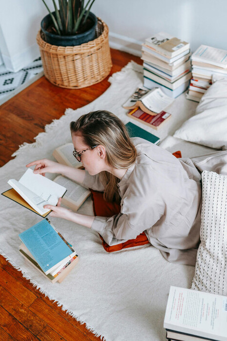 Descubra os efeitos da dopamina e do FOMO no uso das redes sociais e como um detox digital pode ajudar a combater a ansiedade