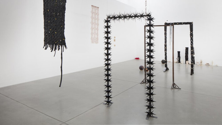 ektor garcia, En la boca del lobo, vista de exhibición. Cortesía de la Galerie Nordenhake