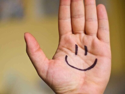 Una sonrisa dibujada en la palma de la mano