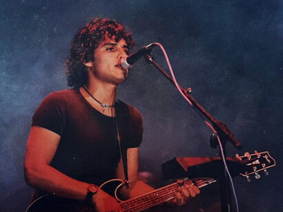 Con Arena Hash, Pedro Suárez-Vértiz impulsó una de las etapas más exitosas del rock peruano, llevando sus canciones a escenarios de todo el país