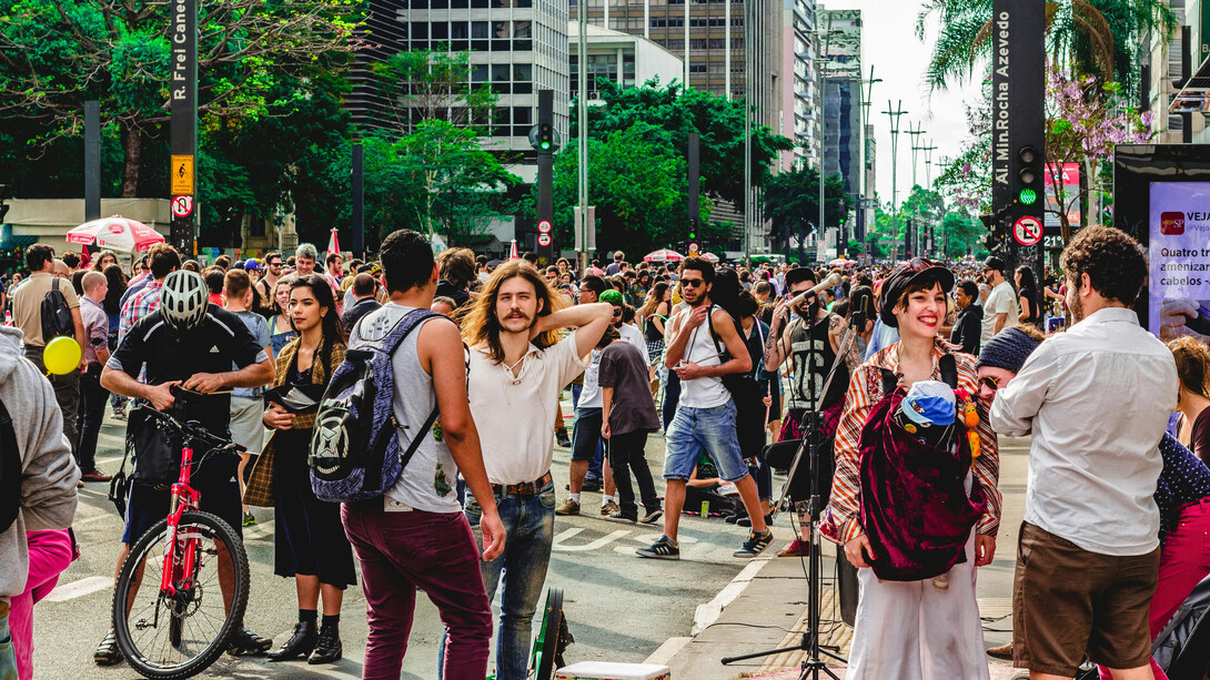 A cultura brasileira vai além das fronteiras, influenciando países vizinhos com sua música, língua, arte e culinária. Descubra como Paraguai, Uruguai e Argentina absorvem e celebram a riqueza cultural do Brasil