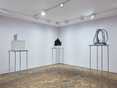 Eva Rothschild, Our Life, Our Sweetness and Our Hope, Modern Art Helmet Row, exhibition view, 26 May - 25 June 2022. Photo: Ben Westoby. Courtesy: the artist and Modern Art, London. 