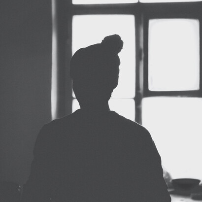 Sombra de um criminoso dentro de uma instalação de arte