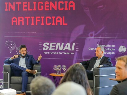 Palestra promovida pelo SENAI apresenta avanços da inteligência artificial em diferentes áreas em São Paulo, 2024. A IA pode contribuir para amplos programas de saúde pública construídos em torno de enormes quantidades de dados que podem ser capturados nos próximos anos sobretudo, desde genomas pessoais até nutrição. Além disso, vários desses especialistas previram que a IA apoiaria mudanças há muito esperadas em sistemas educacionais formais e informais