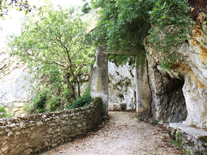 Callejón dentro de la icónica Villa Gregoriana ubicada en la ciudad de Tívoli, Italia