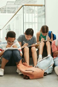 O trabalho do professor é atuar para auxiliar os educandos a alcançarem o seu desenvolvimento potencial. Cabe ao professor planejar o ensino do conteúdo de modo a proporcionar que o estudante desenvolva novas habilidades e competências, construindo novos saberes. Considerando que as classes escolares são compostas por pessoas de distintas características é esperado que em cada curso haja níveis de desenvolvimento e de conhecimento diferentes. Portanto, planejar as estratégias a serem utilizadas para o ensino de conteúdos coloca-se como um importante desafio docente