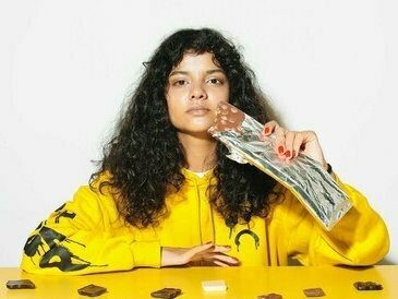 Escrever sobre chocolates é uma sensação deliciosa; me faz produzir um conteúdo com muita intensidade, porque misturo entre as palavras a lembrança do sabor, da textura e até escuto aquele barulho do papel desembrulhado e já espalhando aquele aroma que contagia e muitas vezes fica impossível só consumir um quadradinho