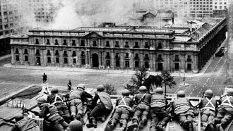 Militares insurrectos atacan el Palacio de la Moneda en Santiago de Chile, 1973