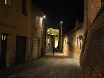 Stava al buio nel piccolo cortile