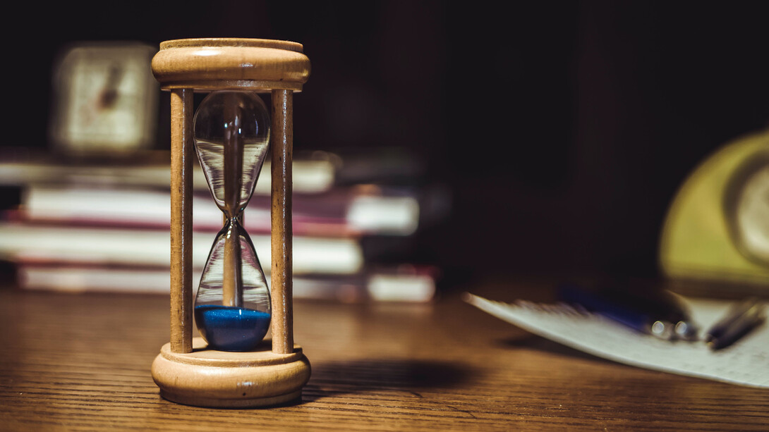 Le temps. Selon notre sens commun et notre croyance scientifique, le temps ne s’arrête pas, il ne peut jamais être saisi