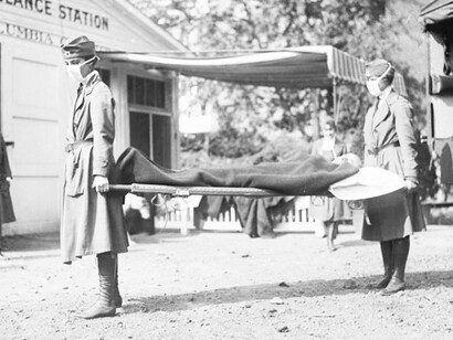 Volontarie della Croce Rossa soccorrono un malato