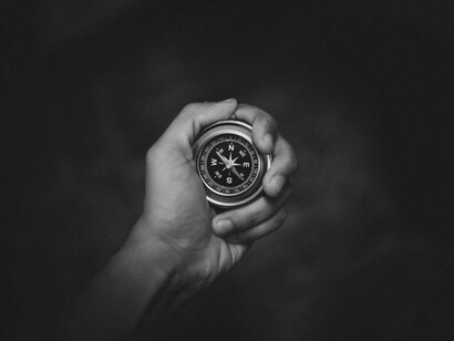 Durante los viajes aparece un GPS interior, una brújula silenciosa que ofrece señales cuando se la escucha con atención