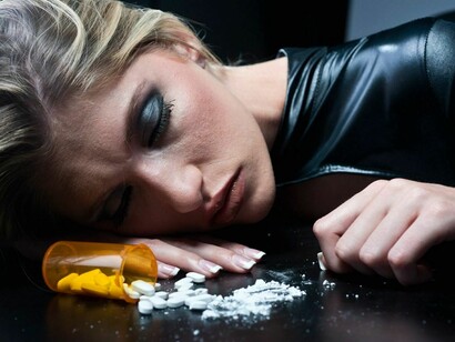 Mujer joven bajo los efectos de una droga