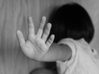 El niño es silenciado por los sentimientos de culpa; un silencio de miedos infundidos por la persona que le ha agredido y violentado