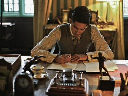 Dev Patel no papel de Srinivasa Ramanujan