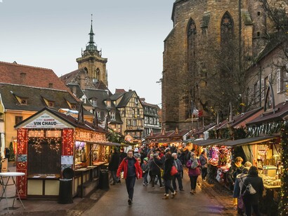 Ogni mercatino ha caratteristiche uniche, legate alle culture locali, dalle piramidi di legno in Germania ai vin brûlé francesi
