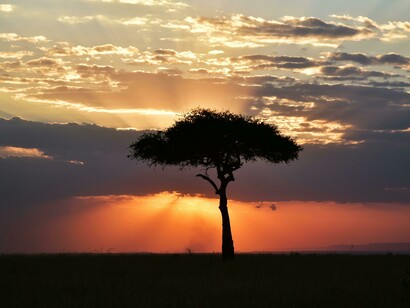 Cielo amenazante y rayos cercanos
