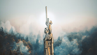 La Estatua de la Madre Patria, o más comúnmente conocida como Rodina-Mat es una estatua monumental que se encuentra en Kiev, Ucrania