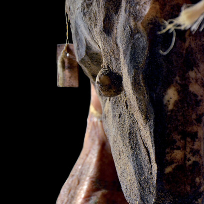 Prosciutti appesi Nero