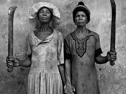 Mujeres con machetes