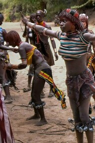 Mulheres são chicoteadas em ritual tradicional da tribo Hamar. Não se trata de crueldade ou sofrimento, mas como um símbolo de força e resistência. O objetivo é mostrar que estão ali para encorajar o rapaz que está prestes a saltar sobre as vacas, um dos maiores testes de bravura da tribo. O salto, que deve ser feito sem hesitação, simboliza a passagem do menino para a fase adulta e a preparação para o casamento. Se ele conseguir saltar todas as vacas de uma vez, se tornará um homem e estará pronto para se casar. Caso não consiga, poderá tentar novamente, mas o fracasso inicial traz grande vergonha para a família