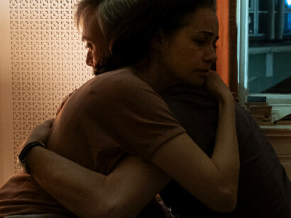 L'arte diventa l'ultimo spazio di resistenza, proprio perché continua a fare le domande che il potere vorrebbe mettere a tacere. Özgü Namal e Tansu Biçer in una scena del film