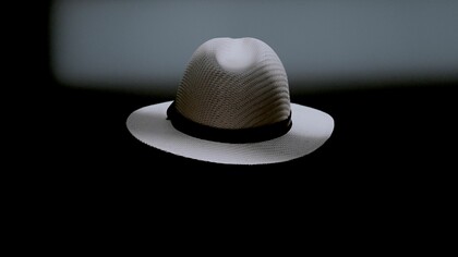 «Gray hat» o «grey («sombrero gris») es el término que se utiliza para los hackers que a veces son buenos y otras no tanto