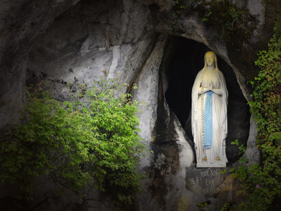 Lourdes è luogo di ritrovo per milioni di malati e centro focale del mondo del miracoloso