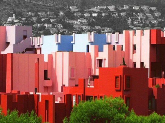 La Muralla Roja (La Muraille Rouge) à Calpe, en Espagne ; signée par l’architecte Espagnol Ricardo Bofill