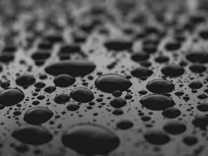 Gotas de lluvia sobre un cristal