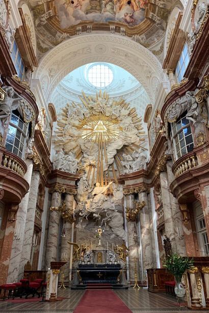 Karlskirche Wien - Hauptaltar mit dem Heiligen Karl Borromäus © Mario Bogisch