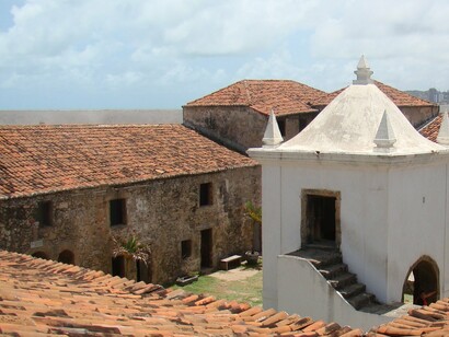 Forte de Santo Antônio da Barra. Essas construções não apenas protegiam as áreas habitadas, mas também serviam como bases para a expansão territorial e o controle das rotas comerciais marítimas