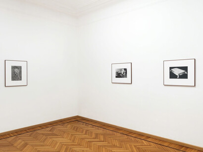 Jamais laisser les photos trainer. Courtesy of Galleria Monica De Cardenas