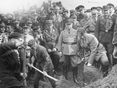 Adolf Hitler il 23 settembre 1933 inizia i lavori di costruzione della Reichsautobahn; con l'ispettore generale Fritz Todt e Adolf Hühnlein, comandante dell'NSKK