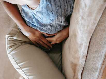 Ragazza in preda al fastidioso dolore da cistite