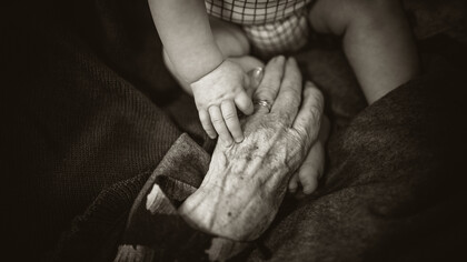 Un bebé acaricio la mano de su abuela: éramos tan ricos y no lo sabíamos, estábamos todos los que teníamos que estar