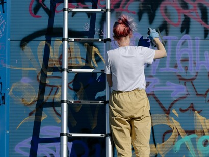 Participar de um sarau, assistir a uma peça ou simplesmente desenhar em um caderno abre um canal de comunicação que muitas vezes não é alcançado pelas palavras do dia a dia