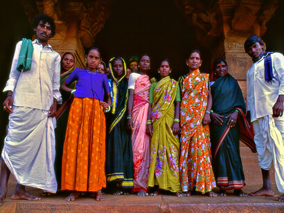 Sergio pessolano, Gruppo di pellegrini davanti a uno dei templi scavati nella
roccia, Badami, Stato del Karnataka, India