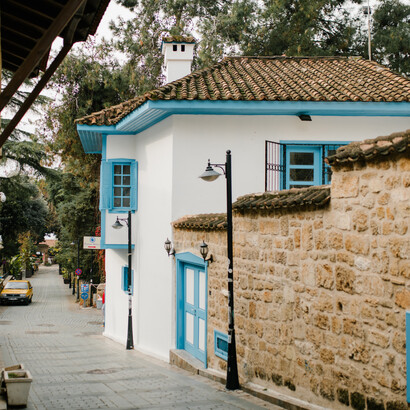 Uma rua extensa revela a beleza de um caminho que possbilita observar a natureza e a beleza local