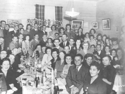 Algunos inmigrantes de origen judío-polaco celebrando la Janucá en San José, durante la primera mitad del siglo XX. Foto: Museo Judío de Costa Rica