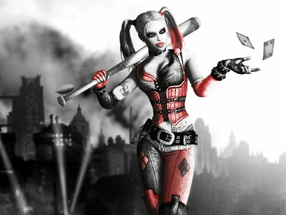 Harley Quinn arroja unos naipes al aire