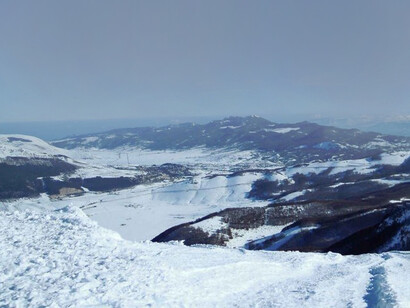Sciare a Campo Felice, Abruzzo, Italia. Le piste variano da quelle ideali per principianti a quelle rischiose per sciatori esperti. I visitatori troveranno una vasta gamma di itinerari per sci alpino e snowboard, garantendo un'esperienza divertente per tutti