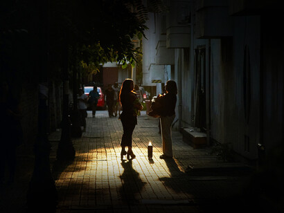 Dos mujeres conversan en una calle de Santiago de Chile