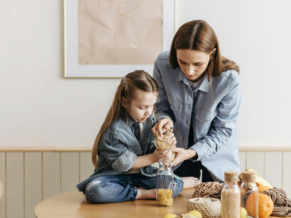 Madre e hija ordenando la comida. Uno de los motivos para la baja en la natalidad es el costo de mantener y cuidad de la salud de un niño