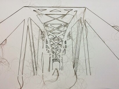 El relato de Toes narra que, ante las condiciones infrahumanas en las que se encontraban, muchos trabajadores chinos realizaron suicidios colectivos: ahorcarse de los árboles con su propia trenza fue uno de los métodos más comunes